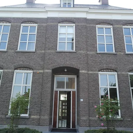 Groepsaccommodatie De Pastorie Bed & Breakfast *