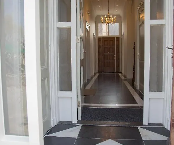 Groepsaccommodatie De Pastorie Bed and Breakfast *