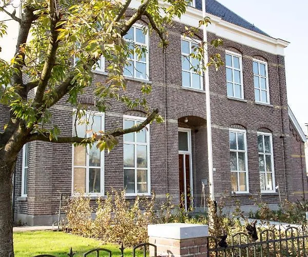 Groepsaccommodatie De Pastorie Bed and Breakfast *