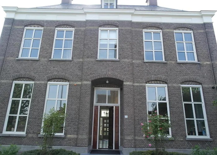 Groepsaccommodatie De Pastorie Bed and Breakfast *