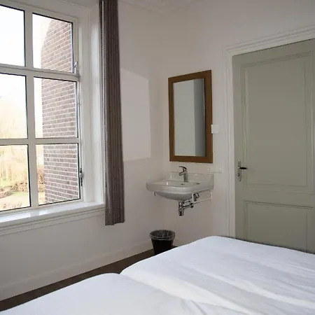 Groepsaccommodatie De Pastorie 住宿加早餐酒店 Lage Mierde