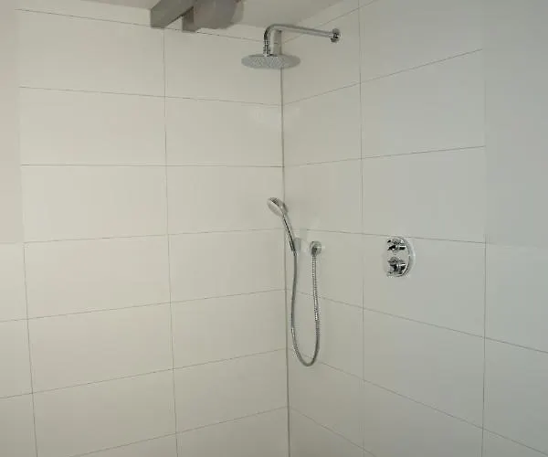 Groepsaccommodatie De Pastorie Bed & Breakfast *